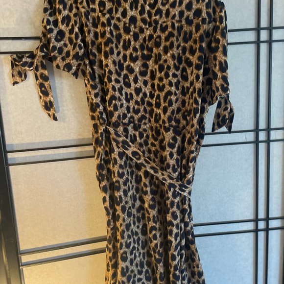 Classic Wrap Dress in Leopard Print- stunning and sexy - Picture 5 of 5